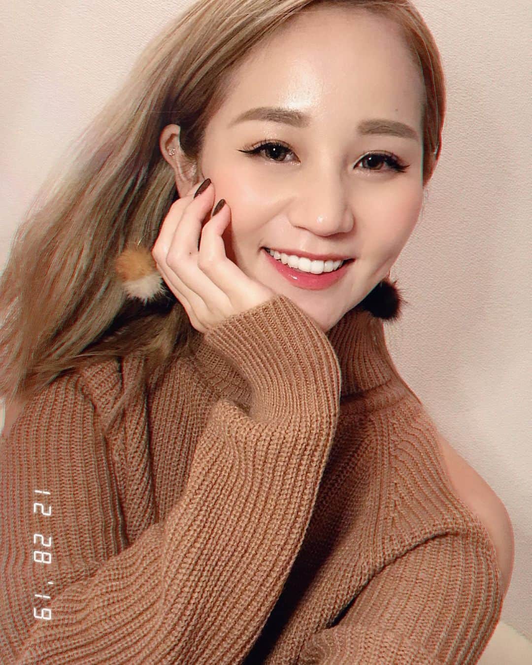 LORYのインスタグラム：「お誕生日だっ🎂🤍 お友達のおかげで最高にはっぴーな気持ちでお誕生日迎えられたし、メッセージもおめでとうの一言とかもすごく嬉しかった😭💖💖💖 年末年始で忙しい時期なのにお祝いしてくれて 本当にありがたいです🥺🙏❤️ 今年も残すところあと少し✨ 来年は新しい事にチャレンジしたりもするので また報告します☺️💋 来年もよろしくお願いします🍓🍓🍓 #birthdaygirl #happy」