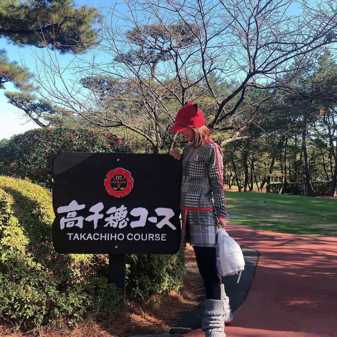 宮崎宣子さんのインスタグラム写真 - (宮崎宣子Instagram)「高千穂、住吉コースは、ダンロップなどの男子のトーナメントコース⛳️ 実際に自分がやってみて実感するトーナメントコースの難しさ😅  天気に恵まれて最高のコンディションだけど、 未だ100切れない… 何回回っても、 林とバンカーに苛まれる😭  今日は、ネコの帽子❣️ 耳ついてるのが可愛いですよね💕  #フェニックスカントリー #高千穂コース住吉コース  #トーナメントコース #猫耳帽子 #難しいコース #100は切れないが楽しい  #ゴルフウェア #archivio」12月28日 14時35分 - miyazaki_nobuko