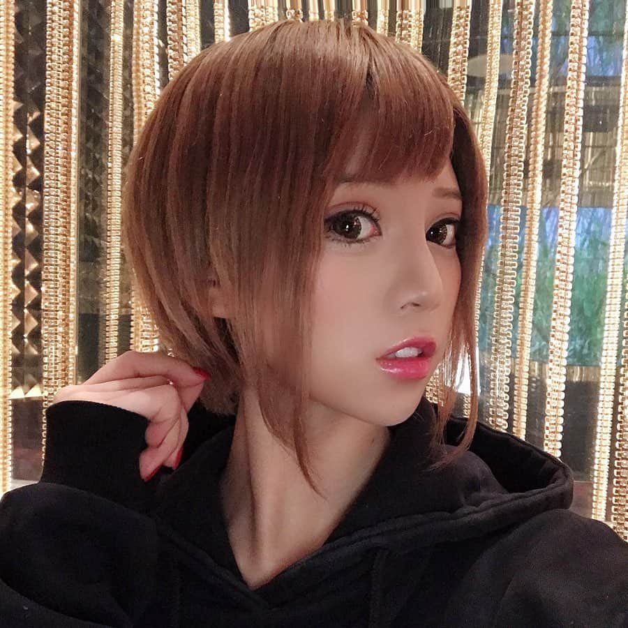 侑季美怜のインスタグラム：「久々の投稿！💣 ・ ・ はい、来年の目標痩せますー🐷 ・ ・ ・  #東京 #tokyo #六本木 #歌舞伎町 #kabuki #roppongi #l4l #f4f #クラブ #champagne #party #美脚 #谷間 #セクシー #かわいい #韓国ハーフ #韓国 #キャバクラ #キャバ嬢 #ホスト #サパー #バー #キャバ #モデル #ギャル #おっぱい #キャバ嬢の休日 #ショートヘア」