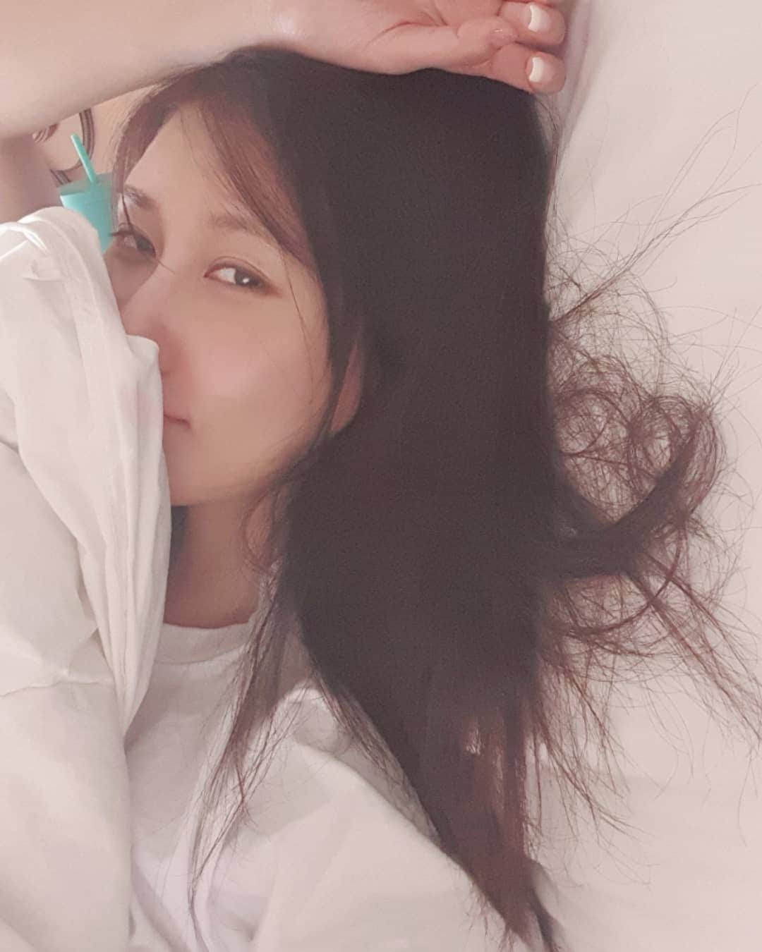 ステファニーさんのインスタグラム写真 - (ステファニーInstagram)「Lazy Saturday. 3pm. Still in bed playing with my hair. Sounds pathetic. It is what it is.」12月28日 15時03分 - stephanie_kim