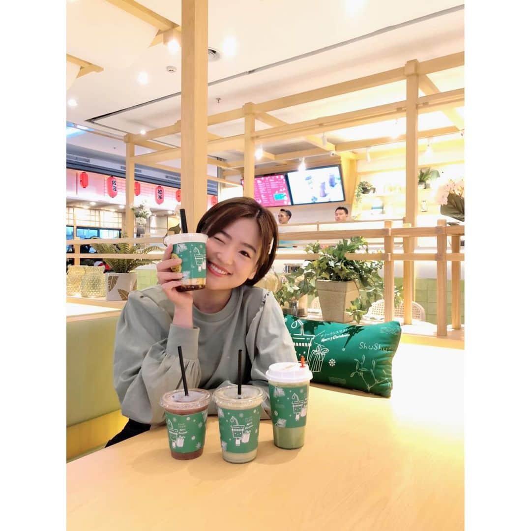 仲川遥香さんのインスタグラム写真 - (仲川遥香Instagram)「I'm so happy that they just opened their new branch @lifeofshushu in Transpark Bintaro! It's cozy dan ambience-nya Jepang banget 😍 Aku cobain 3 minuman! 🍵 Original Matcha, their basic matcha latte, i like! Matcha-nya berasa banget 😋 🍵 Crispy Crunch Matcha, it's uniiique! karna ada campuran rice crispies nya gituu... 🍫 Suisse Molten Chocolate, coklat mereka juga surprisingly enak, pekat dan gak terlalu manis, Yummyy!  Will be back to try more drinks (♡ω♡ ) ~♪ #indonesia #jakarta #tokyo #japan #minum #drink #shushu #good #like #harukanakagawa #インドネシアタレント #ジャカルタ生活 #ジャカルタ在住 #飲み物 #シュシュ #日本風 #美味しい #すき #仲川遥香」12月28日 15時10分 - haruuuu_chan