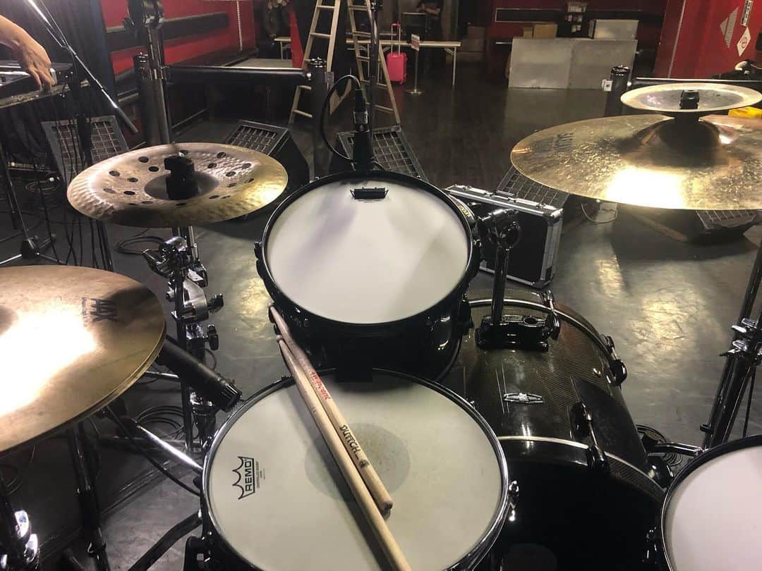 のインスタグラム：「今日もこうして叩ける事に  感謝。  #pearl #sabian #wincentdrumsticks」