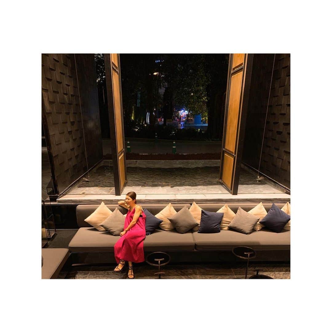 坂田陽子さんのインスタグラム写真 - (坂田陽子Instagram)「バンコク旅の前半は　 10月にタイに移住したばかりの （そんな時期に来るなよって😂） @tomoonly0811 🏠にお泊り。 ・ ・ 朝起きて、語学学校に行く彼女をベッドの中から見送り（彼氏かっ😂）、ごそごそ起き出して、 近くのデリで買ったご飯を食べる。 ・ バンコクではジムやプール付きのコンドミニアムが人気らしく（それにしても素晴らしく豪華😆）、 ジムで汗を流し、超高層階のプールでのんびり。ここがあまりにも気持ち良くて ちょいちょい次の予定を忘れてしまう笑 ・ お昼はともちゃんの会社の近くで待ち合わせ。時間無いからここでいい？と連れてきてもらった BTSのプロンポン駅直結のデパート、#emporium 内にあるフードコート。 麺料理、米料理、肉、シーフード、イサーン（東北地方の料理）に南タイ、鳥が一羽丸々ぶら下がってるカオマンガイのお店があったり😂その種類の豊富さに目移りしちゃう。 ・ 私が頼んだ一杯300円もしない麺は、 もやしとミントトッピング自由で お肉も数種類入って食べ応えもあり、とにかくスープが美味！ その後の 豪華なアフタヌーンティーの予定の前に スープまで飲み干す勢い😂（←ともちゃんに止められた笑） ・  いやいやこのフードコート半端ないですっ！ 毎日でも来られるレベル😂 ・ ・ 元々大好きなタイ料理。ここからどハマりして帰国までタイ料理以外をほぼ、口にしてないな😂 ・ こんな風に、今回は ちょっとだけ #暮らすように旅する を経験できたような気がしてます😆 ・ #タイ　#バンコク #バンコク旅行　#タイ料理 #フードコート」12月28日 15時13分 - yokosakata