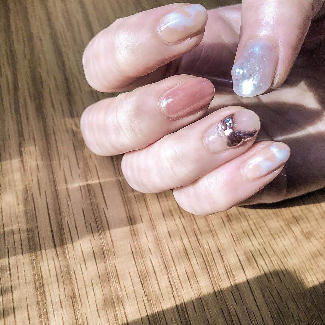 仁藤萌乃さんのインスタグラム写真 - (仁藤萌乃Instagram)「今月のネイル。 親指バロックパールみたいにしたくて。  #ニュアンスネイル#ミラーネイル#セルフジェルネイル」12月28日 15時14分 - moeno.n_official