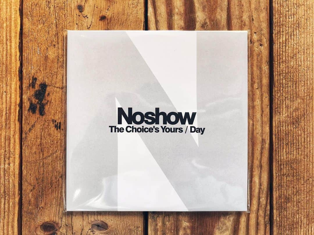 渡邊忍さんのインスタグラム写真 - (渡邊忍Instagram)「【本日より発売】  Noshow "The Choice's Yours / Day" 2-songs CD ¥1,000  Bucket Hat navy / natural ¥3,500  Koozie white / black / yellow / blue / red ¥1,000  #Noshow」12月28日 15時24分 - watanabeshinobu