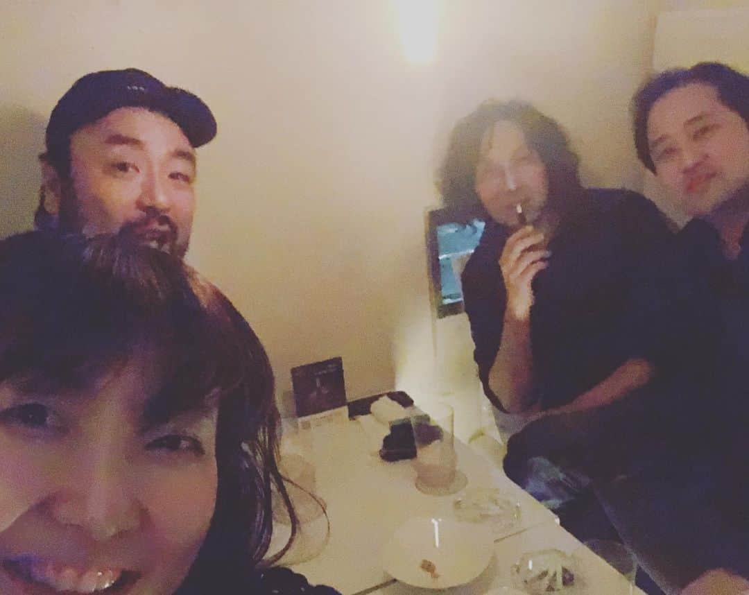 阿部洋子さんのインスタグラム写真 - (阿部洋子Instagram)「🥂🥂🥂 お仕事仲間と。 よき夜。 #drinking」12月28日 15時17分 - hirocoring