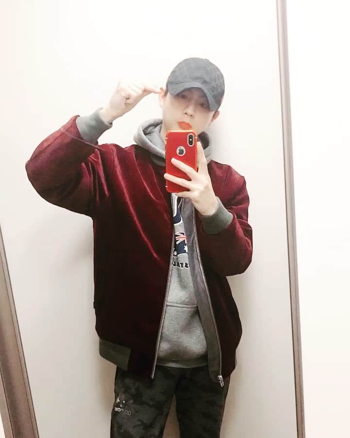 インジュン のインスタグラム：「今日のファッション!! 韓国にいてもみんなにハート♥️ おくるぞー 오늘은 그냥 심플하게!!! 오랜만에 한국오니까 매운거먹어야지 다들❤️ . . . #셀카#셀피#데일리#일상#인준#❤️ #selfie#daily#injun#l4l #インジュン#ファッション#❤️ #みんなにハートおくろう #みんなもハートちょうだい」
