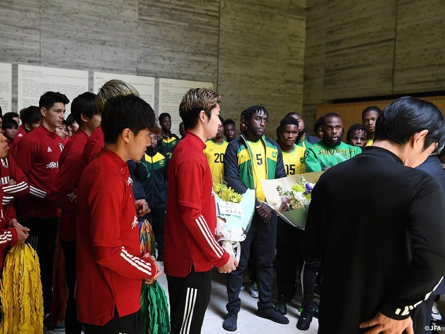 日本サッカー協会さんのインスタグラム写真 - (日本サッカー協会Instagram)「📸#U22日本代表 が長崎死没者追悼平和祈念館で献花、折鶴を献納 ・ 12月27日(金)、長崎市の国立長崎死没者追悼平和祈念館を訪れ、原爆で亡くなられた方々に追悼の意を表しました。 ・ 1945年8月9日に原爆が投下された爆心地から250mほどの距離にある祈念館には、原爆落下中心地の方角に追悼空間が設けられ、原爆によって亡くなられた方々の名簿が納められています。追悼空間を訪れたチームは、キリンチャレンジカップ2019で対戦するU-22ジャマイカ代表とともに献花を行い、黙祷をささげました。また平和を考えるプロジェクト「BLUE PEACE DAYS」を通じて全国から届けられた折鶴4,800羽を選手たちが代表して献納しました。 ・ 平和の祭典であるオリンピックに向けて活動を続けるU-22日本代表。28日(土)の試合前には、キャプテンの中山雄太選手が平和都市・長崎で試合を行う思いを宣言します。 ・ 🏆キリンチャレンジカップ2019 🇯🇵U-22日本代表 🆚U-22ジャマイカ代表🇯🇲 📅12/28(土) 19:20KO/16:20 開場(予定) 📍トランスコスモススタジアム長崎 📺日本テレビ系」12月28日 15時37分 - japanfootballassociation