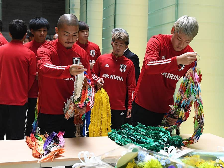 日本サッカー協会さんのインスタグラム写真 - (日本サッカー協会Instagram)「📸#U22日本代表 が長崎死没者追悼平和祈念館で献花、折鶴を献納 ・ 12月27日(金)、長崎市の国立長崎死没者追悼平和祈念館を訪れ、原爆で亡くなられた方々に追悼の意を表しました。 ・ 1945年8月9日に原爆が投下された爆心地から250mほどの距離にある祈念館には、原爆落下中心地の方角に追悼空間が設けられ、原爆によって亡くなられた方々の名簿が納められています。追悼空間を訪れたチームは、キリンチャレンジカップ2019で対戦するU-22ジャマイカ代表とともに献花を行い、黙祷をささげました。また平和を考えるプロジェクト「BLUE PEACE DAYS」を通じて全国から届けられた折鶴4,800羽を選手たちが代表して献納しました。 ・ 平和の祭典であるオリンピックに向けて活動を続けるU-22日本代表。28日(土)の試合前には、キャプテンの中山雄太選手が平和都市・長崎で試合を行う思いを宣言します。 ・ 🏆キリンチャレンジカップ2019 🇯🇵U-22日本代表 🆚U-22ジャマイカ代表🇯🇲 📅12/28(土) 19:20KO/16:20 開場(予定) 📍トランスコスモススタジアム長崎 📺日本テレビ系」12月28日 15時37分 - japanfootballassociation