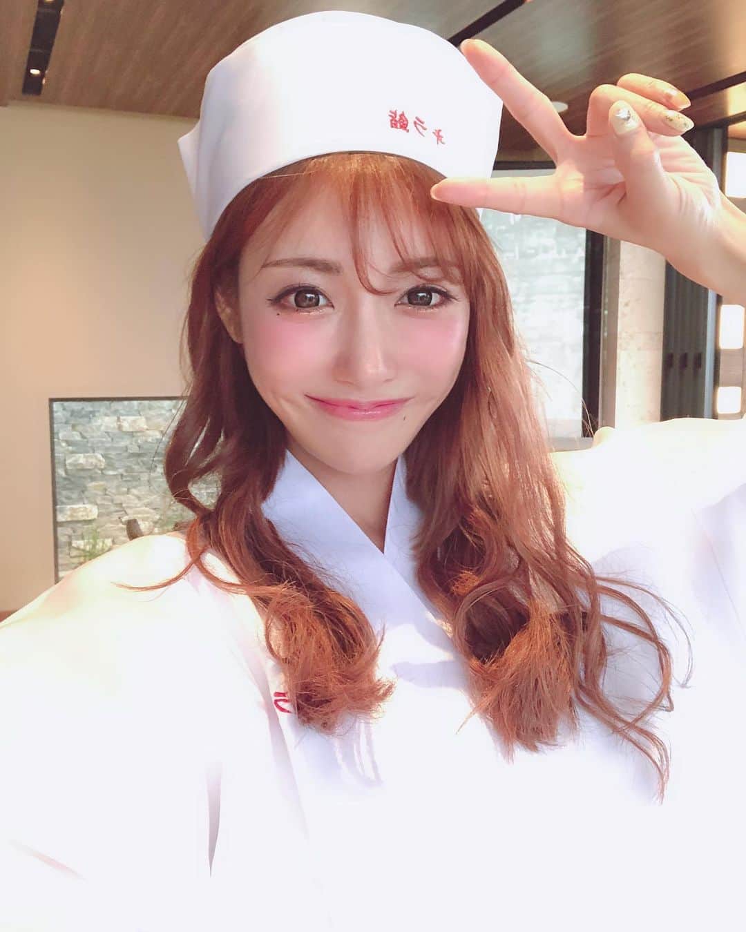 明日花キララのインスタグラム：「来年もマグロ100㎏食べられますように🥱🥱💭🤍 . #鮪 #お気に入りのコスプレ2019 #キラ鮨」