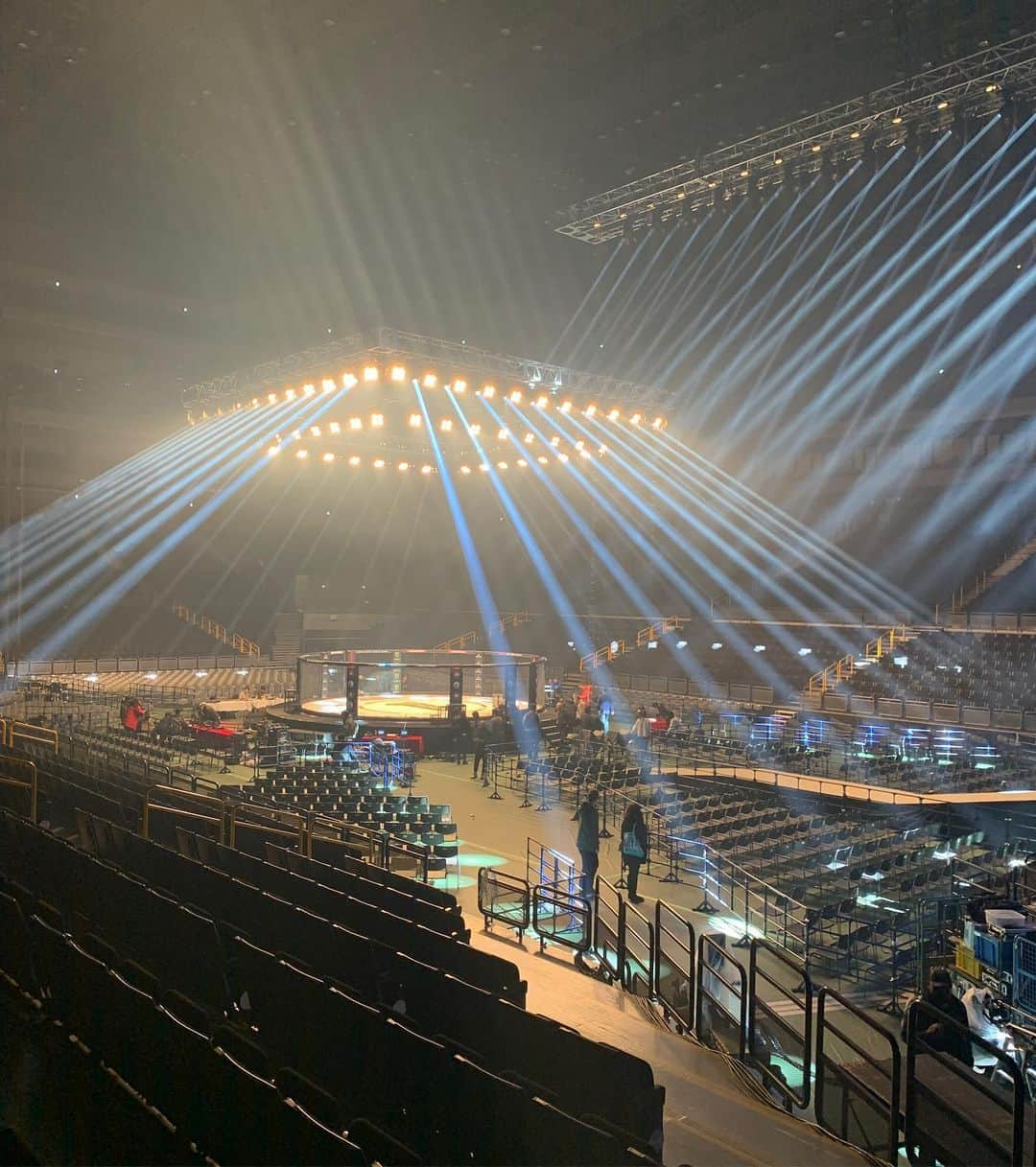 榊原信行さんのインスタグラム写真 - (榊原信行Instagram)「Visited the Saitama Super Arena after the setup. The first ever Bellator event is coming together! Just having the cage instead of a ring makes the atmosphere totally different which make me get the goosebumps. Come experience the true American atmosphere!  公開計量後、さいたまスーパーアリーナへ入りました。日本初上陸となる明日のBellator日本大会の準備が着々と進んでますよ！リングがケージに変わるだけでこんなにも会場の雰囲気が変わるのかとゾクゾクして来ました。 明日はアメリカンメジャーMMA団体の臨場感を思いっ切り感じて、楽しんで下さいね！ #rizinff  #Bellator」12月29日 1時04分 - nobu_sakakibara