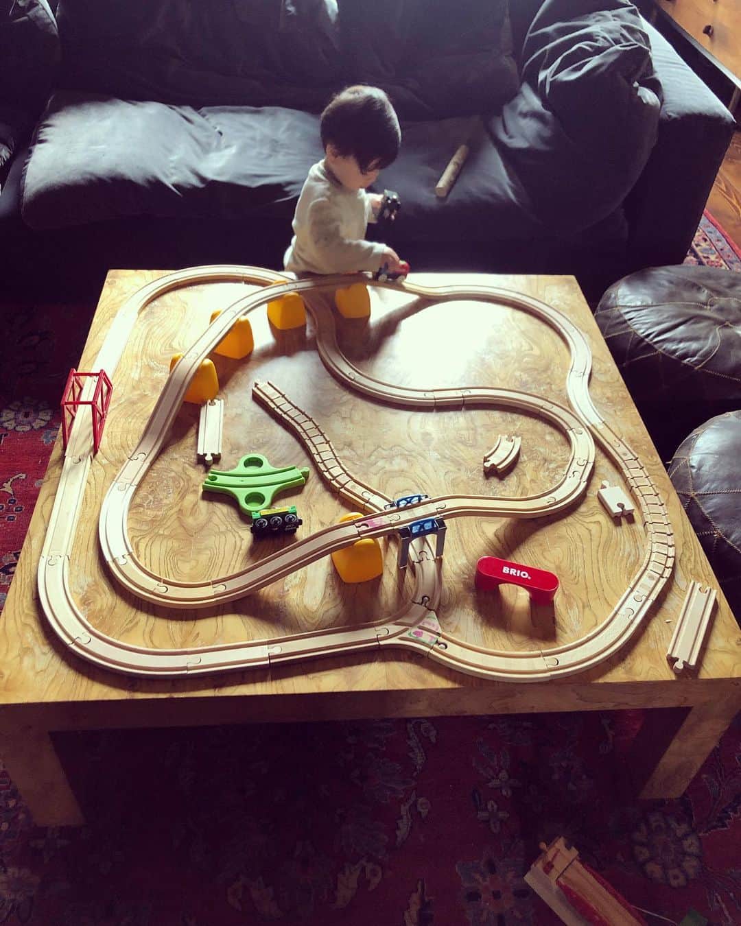 ミシェル・ブランチのインスタグラム：「I don’t know who is obsessed with this train set more: me or Rhys. (Hint: me! It’s very zen.)」