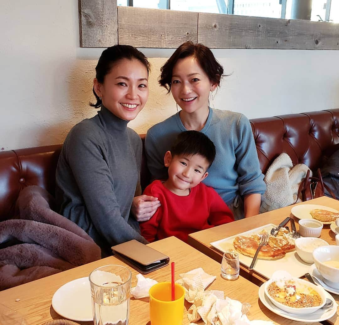 佐藤純さんのインスタグラム写真 - (佐藤純Instagram)「昨日は、ナオちゃん親子とお茶してきました☕  ついこの間もお仕事で会ったけど、喋り足りずにまた会う(笑)🤣 甘いものをこれでもか⁉️ってくらい食べまくった🍰🍨🍮 それにしても、この親子！なんて可愛いのかしら💕  #可愛すぎる親子 #お茶 #甘いもの三昧 #ママ #ママモデル #モデル #mama #mamamodel #model」12月29日 1時06分 - junsatoidea