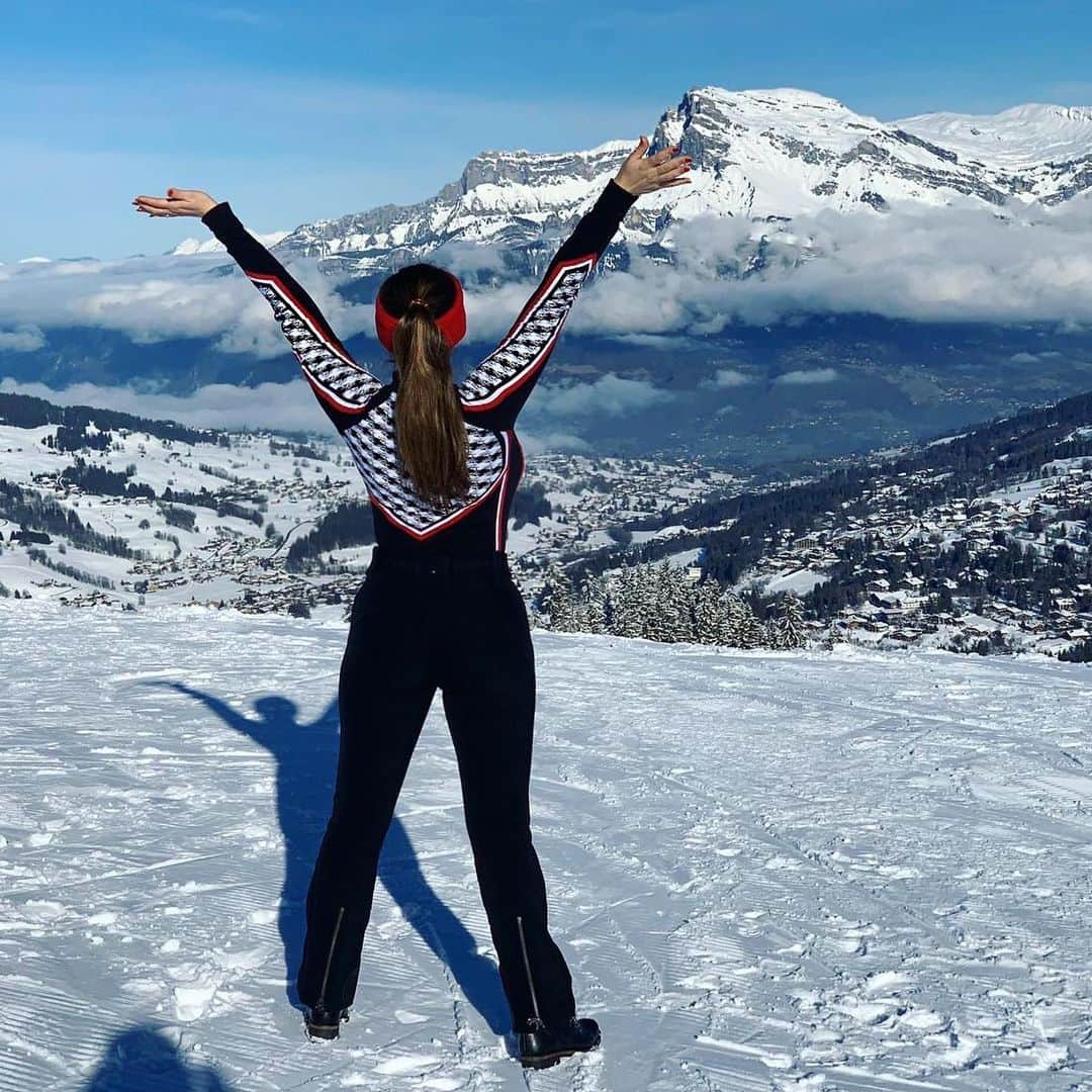 ケリー・ブルックさんのインスタグラム写真 - (ケリー・ブルックInstagram)「Gearing up for 2020 Like ......... 🤩🏔」12月29日 1時07分 - iamkb