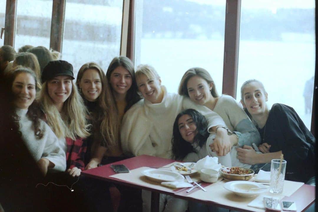 ケルシー・ロビンソンのインスタグラム：「Wait sorry just got my first film roll back and posting this instead. These girls are beauties duh ❤️❤️❤️」