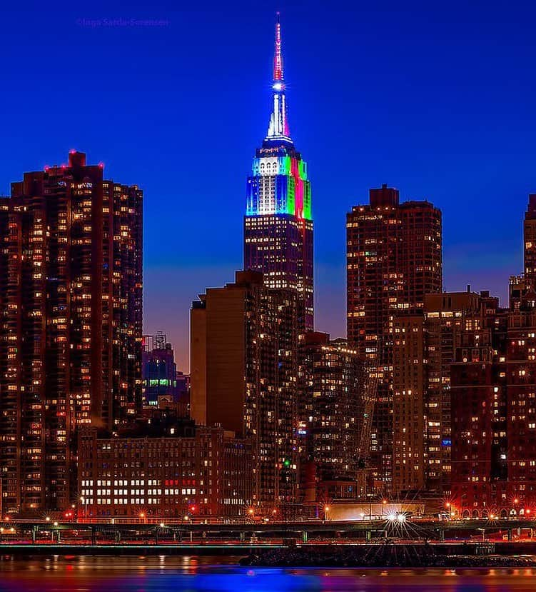 Empire State Buildingさんのインスタグラム写真 - (Empire State BuildingInstagram)「Feeling festive with lights rotating in red & green for Christmas and blue & silver for Chanukah tonight! 🕎🎄 . 📷: isardasorensen/TW #EmpireStateBuilding」12月29日 1時21分 - empirestatebldg