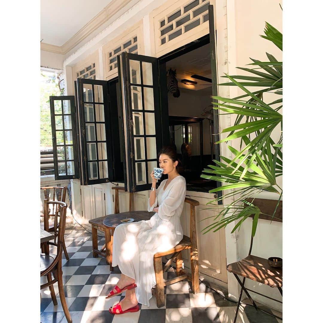 のインスタグラム：「バンコク旅後半は @cabochonhotel に宿泊。 ・ 白亜のクラシックなホテルで 大好きなこぢんまり感がツボでここに決めた😆 ・ リビングが共用でっていう変わった作りは泊まるまで分からなかったけど、友人達とワイワイとか、数家族で泊まったりするのも良いかも。 ・ 温かいサービスだけど、 少人数のスタッフさんで回してるからか、朝食のスクランブルエッグが出てくるまでにえらい時間がかかったり😂何時にタクシー呼んでと伝えてても忘れてたり😂😂 ・ けどそんな事も大した事じゃないやと思える、ある意味タイらしいというか、 マイペンライ（大丈夫。なんとかなるさ的な）精神の、温かなホテルでした😆（褒めてんの？どっちなの笑？）」