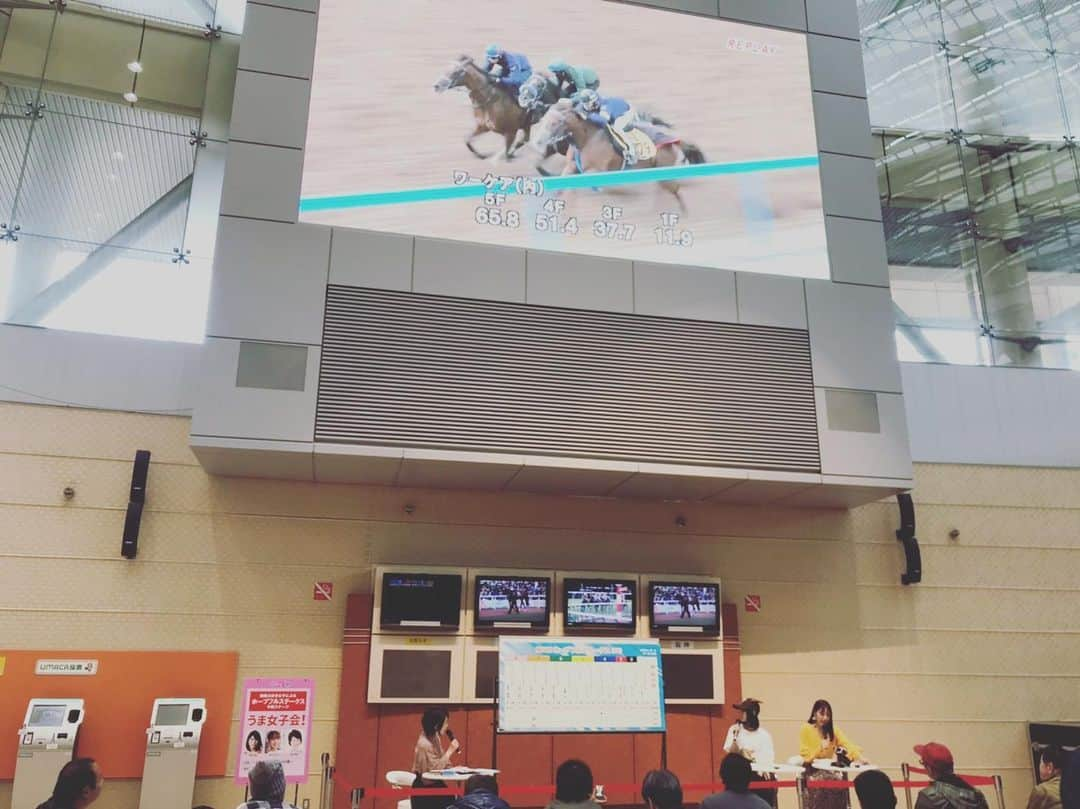 芳野友美さんのインスタグラム写真 - (芳野友美Instagram)「#小倉競馬場 のイベント会場には大型ビジョン！！ これだけ大きいと迫力が伝わるので、イベント後ここで#ホープフルステークス を見てきたけど、#返し馬 感動で泣きました(´༎ຶོρ༎ຶོ`)」12月29日 1時23分 - yumi_yoshino_1980