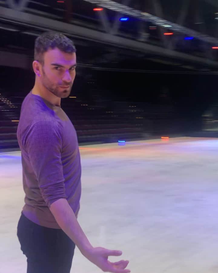 エリック・ラドフォードのインスタグラム：「Looking forward to performing with this lovely lady over the next three days! @violettahoops and I have had a blast putting this together. Thank you @ka2sh for the mad vid skills. #figureskating #figureskaters #hallelujah #choreography #pairskating #partnerchange #radfanasieva #chemnitz」