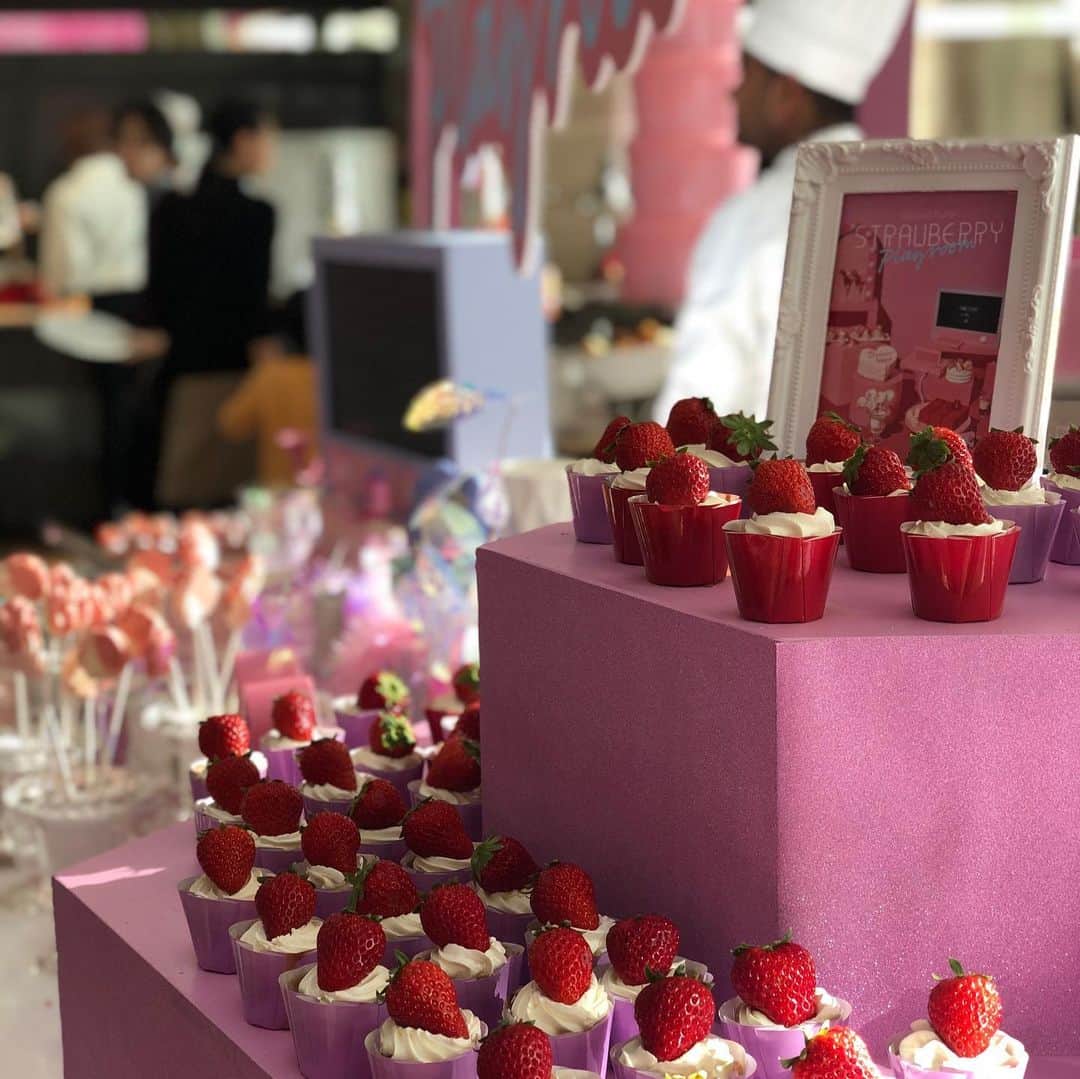 金山睦さんのインスタグラム写真 - (金山睦Instagram)「キャシー　@cathyrin__1222 とピンクのスウィーツ食べに ヒルトンホテルの　#strawberryplayroom に行ってきました🧁🍭💝💗 可愛いかったぁ😍💕 #pink」12月29日 1時32分 - kanayama_chika