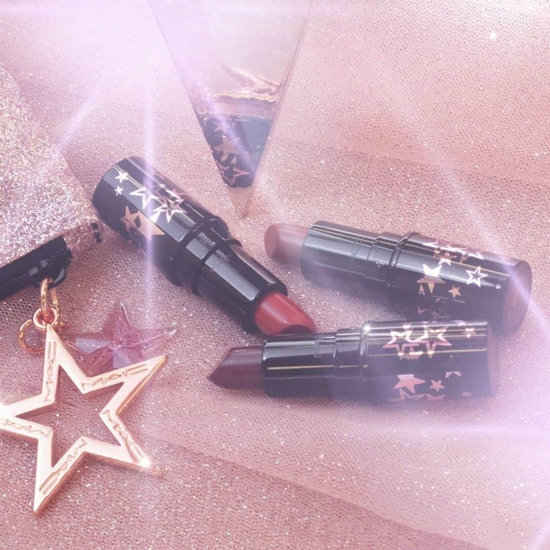 M·A·C Cosmetics BRさんのインスタグラム写真 - (M·A·C Cosmetics BRInstagram)「A mágica das festas vai te acompanhar ao longo do ano com o kit de mini batons Lucky Stars Vibrant 💋 Três tons vibrantes avermelhados, para você levar para onde for e arrasar em qualquer lugar! Kit disponível também na versão Neutral, com tons de nude rosados. Consulte disponibilidade no site e nas lojas físicas. Edições limitadas.  #MACStarringYou #MACHoliday #Regram @maccosmeticscanada #batom #batomvermelho #batons #mini #miniatura #boasfestas #presentes」12月29日 1時37分 - maccosmeticsbrasil