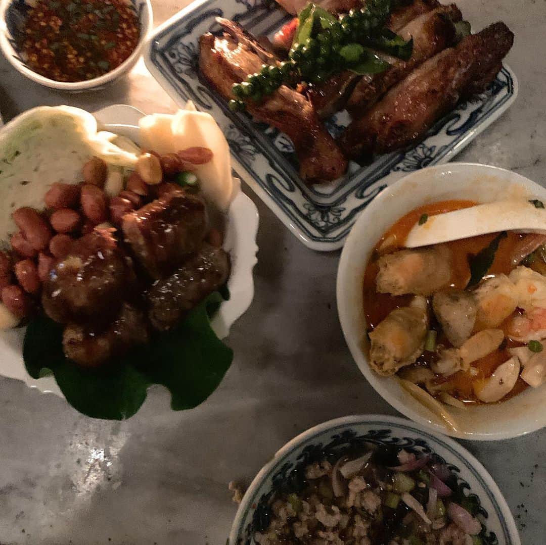 坂田陽子さんのインスタグラム写真 - (坂田陽子Instagram)「深夜の連続投稿、そして飯テロごめんなさい笑（酔ってるからか、勢いが止まらない😂） ・ ・ でもどうしても紹介したい、 宿泊したホテル　@cabochonhotel のレストラン。 ・ こちらはイサーンという、タイの東北地方の料理が食べられる、どこか懐かしいお袋の味的なレストラン。 ・ 全体的に辛めで塩味も強いけど そのバランスが絶妙❤️ 豚の血を固めたイサーンソーセージや 辛めのガパオやトムヤンクン。 ガイヤーンは柔らかで 鳥の照り焼きみたいな味付けに、辛めのスパイシーソースが良く合います。 ・ お腹いっぱいだったけど、 こんなに美味しいお店のヌードルはどんなだろ？て好奇心から追加オーダー。 やはり旨し❤️ ・ 通りから一本入った奥まった場所にあるけど、是非探して食べに行って欲しい😆😆」12月29日 1時39分 - yokosakata