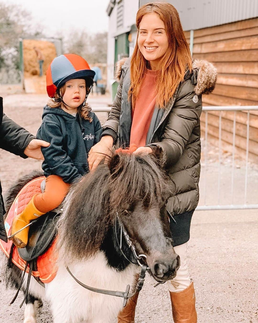 アレクサンドラ・フェルステッドさんのインスタグラム写真 - (アレクサンドラ・フェルステッドInstagram)「•India’s first time in a saddle and she loved it!! 🙌🏼❤️• VERY proud moment for this mummy who started riding in a basket saddle at 2 months old and had my own range of very naughty ponies growing up. Had the best childhood with pony club camps, eventing, even mucking out!! .. also my Daddy was pleased as It meant I wasn’t interested in boys until about 19! 😂  Going to be making sure we do a lot more of this from now on now I know she loved it! ... following in her Mummys footsteps. ☺️💫」12月29日 2時01分 - binkyfelstead