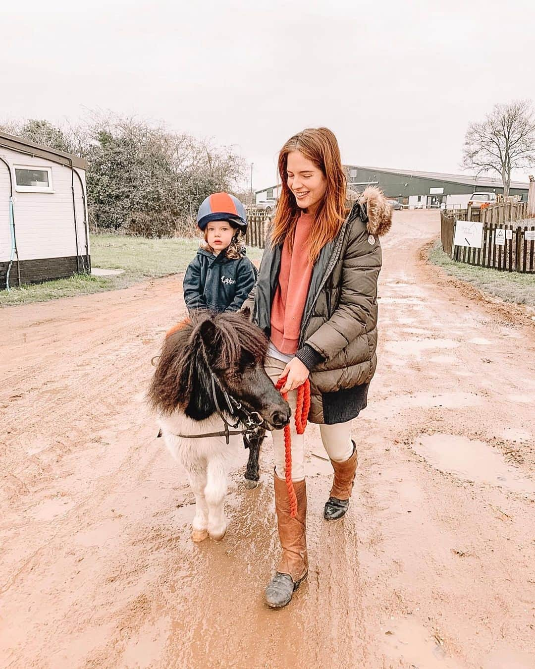 アレクサンドラ・フェルステッドさんのインスタグラム写真 - (アレクサンドラ・フェルステッドInstagram)「•India’s first time in a saddle and she loved it!! 🙌🏼❤️• VERY proud moment for this mummy who started riding in a basket saddle at 2 months old and had my own range of very naughty ponies growing up. Had the best childhood with pony club camps, eventing, even mucking out!! .. also my Daddy was pleased as It meant I wasn’t interested in boys until about 19! 😂  Going to be making sure we do a lot more of this from now on now I know she loved it! ... following in her Mummys footsteps. ☺️💫」12月29日 2時01分 - binkyfelstead