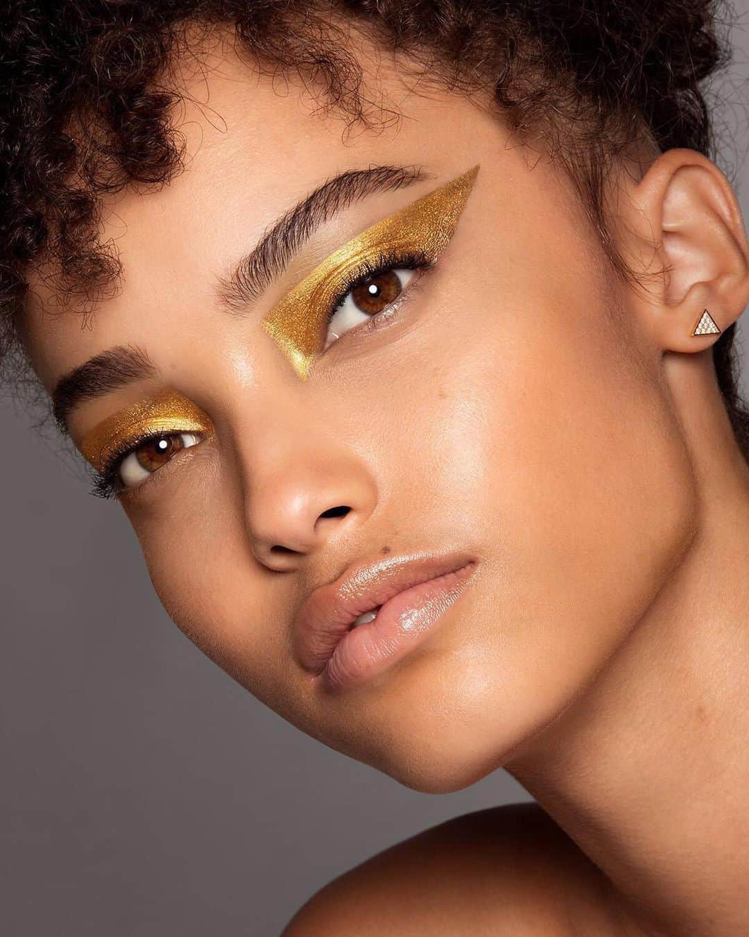 のインスタグラム：「Golden girl ✨ Where would you wear this bold metallic cat-eye? . . . . . . #GoldMakeup #Metallics #MetallicEyeshadow #MakeupAddict #MakeupJunkie #MakeupIdeas #BeautyObsessed #MakeupLook #Bloomingdales」