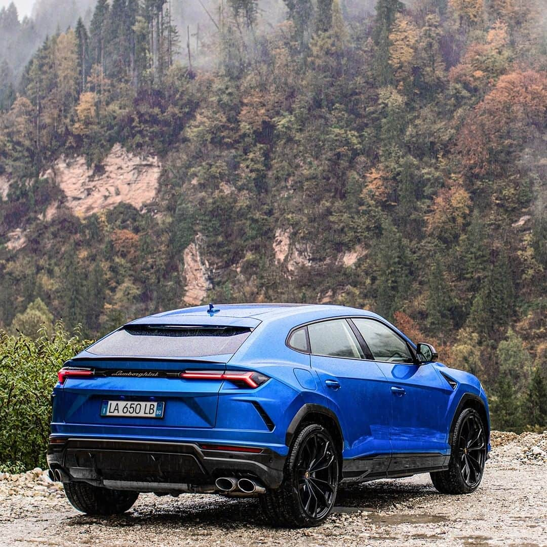 ランボルギーニさんのインスタグラム写真 - (ランボルギーニInstagram)「Lamborghini bridges the gap between luxury and versatility with the world’s first Super SUV that has an off-road ability. Explore pristine mountains and offbeat roads with Urus and experience a unique interaction with nature.  Scenes captured by @studiovetusta  #Lamborghini #Urus #SinceWeMadeItPossible #AboutLamborghini」12月29日 2時00分 - lamborghini