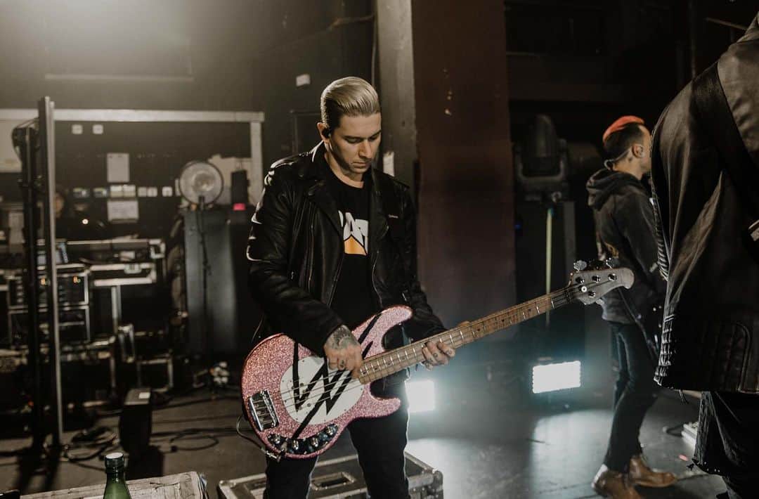 ジャスティン・ヒルズのインスタグラム：「Ready for some #medicinetour? @sleepingwithsirens This could be your view side stage with a lucky friend! They’ll be randomly picked! No extra charge. Go check out VIPs at sirens.co! We’ve never done this so I’m stoked.」