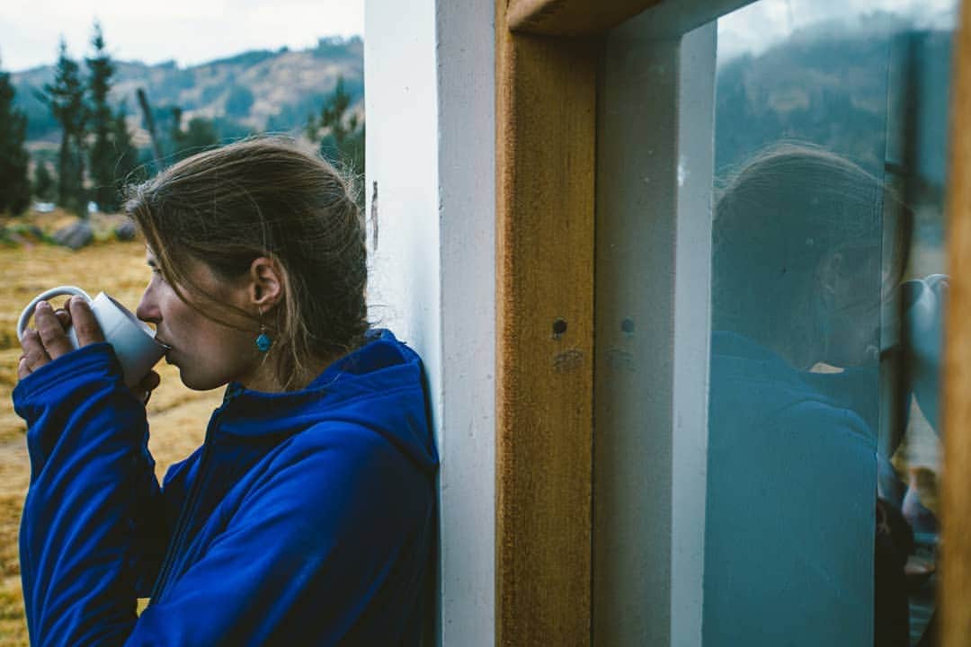 シャーロット・デュリフのインスタグラム：「Lots of chill times lately!  Perfect timing for the holidays, spending time with our families, resetting the mind and body, and climbing around in cool places with no big plan 🤗  Picture by @joshlrsn from a slow morning during our recent trip to Pitumarca, Peru」