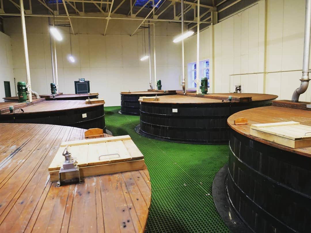 真壁伸弥さんのインスタグラム写真 - (真壁伸弥Instagram)「#glengrant  #whisky #distillery  #Makaway  青リンゴのような香りは様々なスチルからできてるんですね。シンプルな美しさがある蒸留所でした。結構好き」12月29日 2時26分 - makaberian5