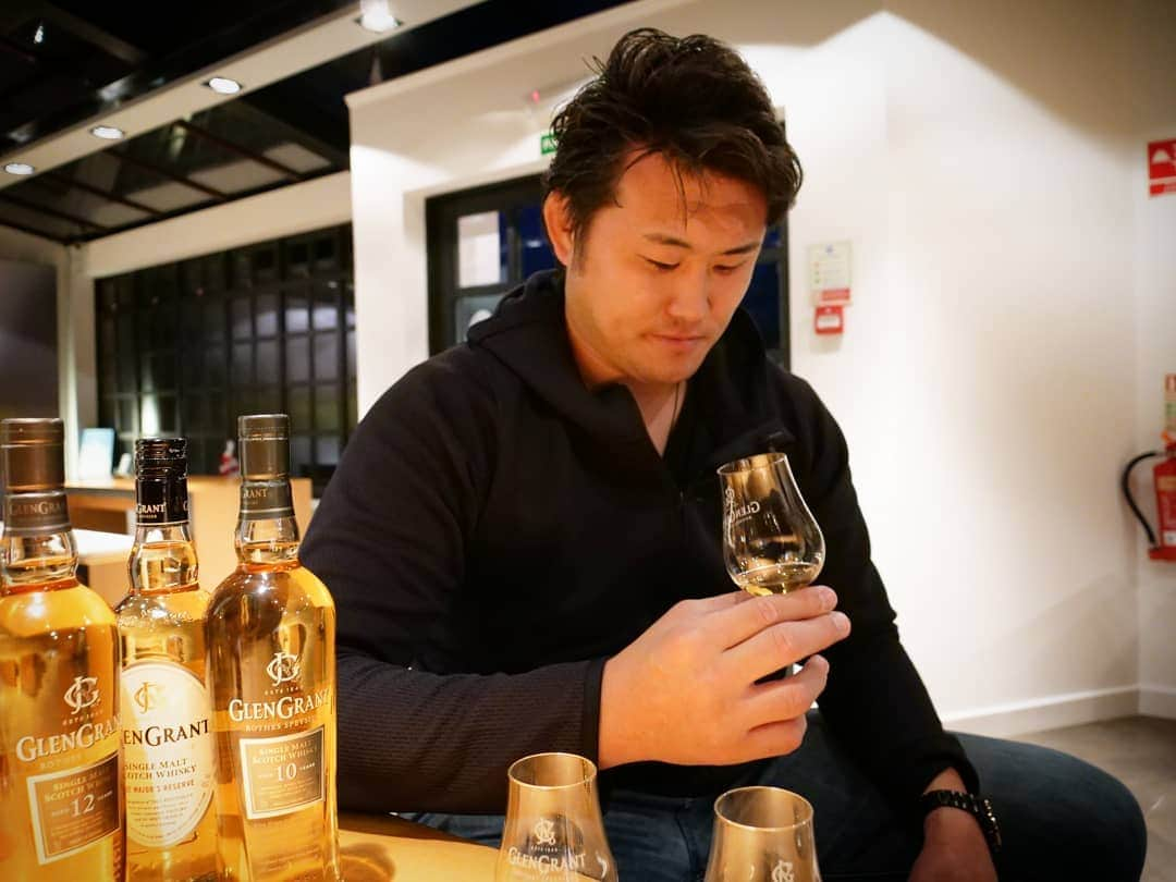 真壁伸弥さんのインスタグラム写真 - (真壁伸弥Instagram)「#glengrant  #whisky #distillery  #Makaway  青リンゴのような香りは様々なスチルからできてるんですね。シンプルな美しさがある蒸留所でした。結構好き」12月29日 2時26分 - makaberian5