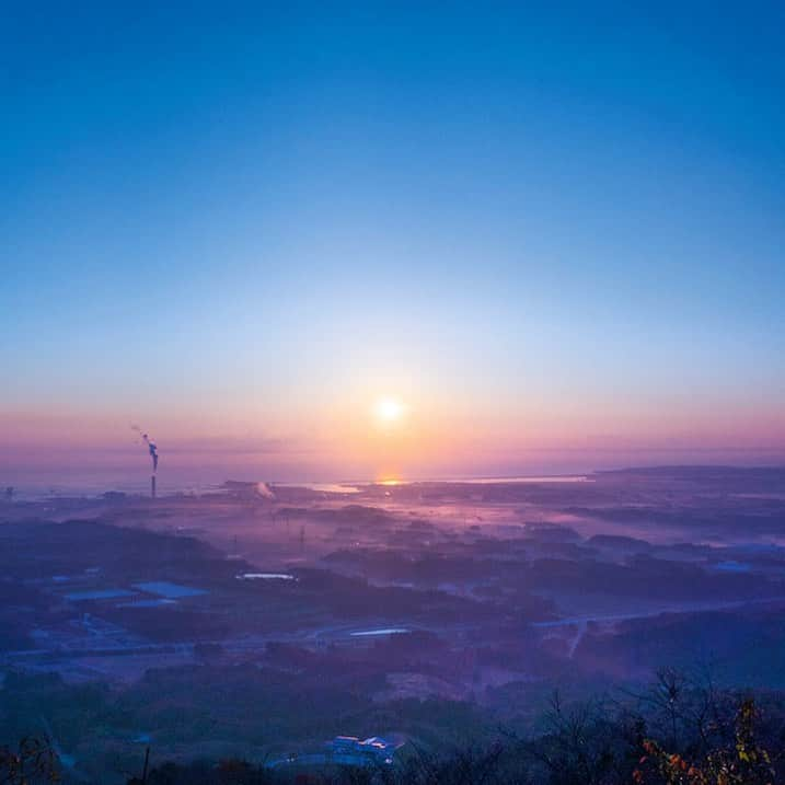 福島県さんのインスタグラム写真 - (福島県Instagram)「来て！ 日本一早い山開き 鹿狼山（かろうさん）元旦登山 毎年約2,000人もの登山者が初日の出を見に訪れます。目の前に広がる太平洋の大海原と昇る朝日の美しさは素晴らしく、毎年訪れる方も多いです。 #新地町 #鹿狼山 #初日の出 #登山 #福島 #ふくしま #ふくしまからはじめよう #来て #fukushima #traveljapan #futurefromfukushima #japantrip #fukushimatrip #art_of_japan #instagramjapan #japan_of_insta  #insta_fukushima  #special_spot_」12月28日 17時31分 - realize_fukushima