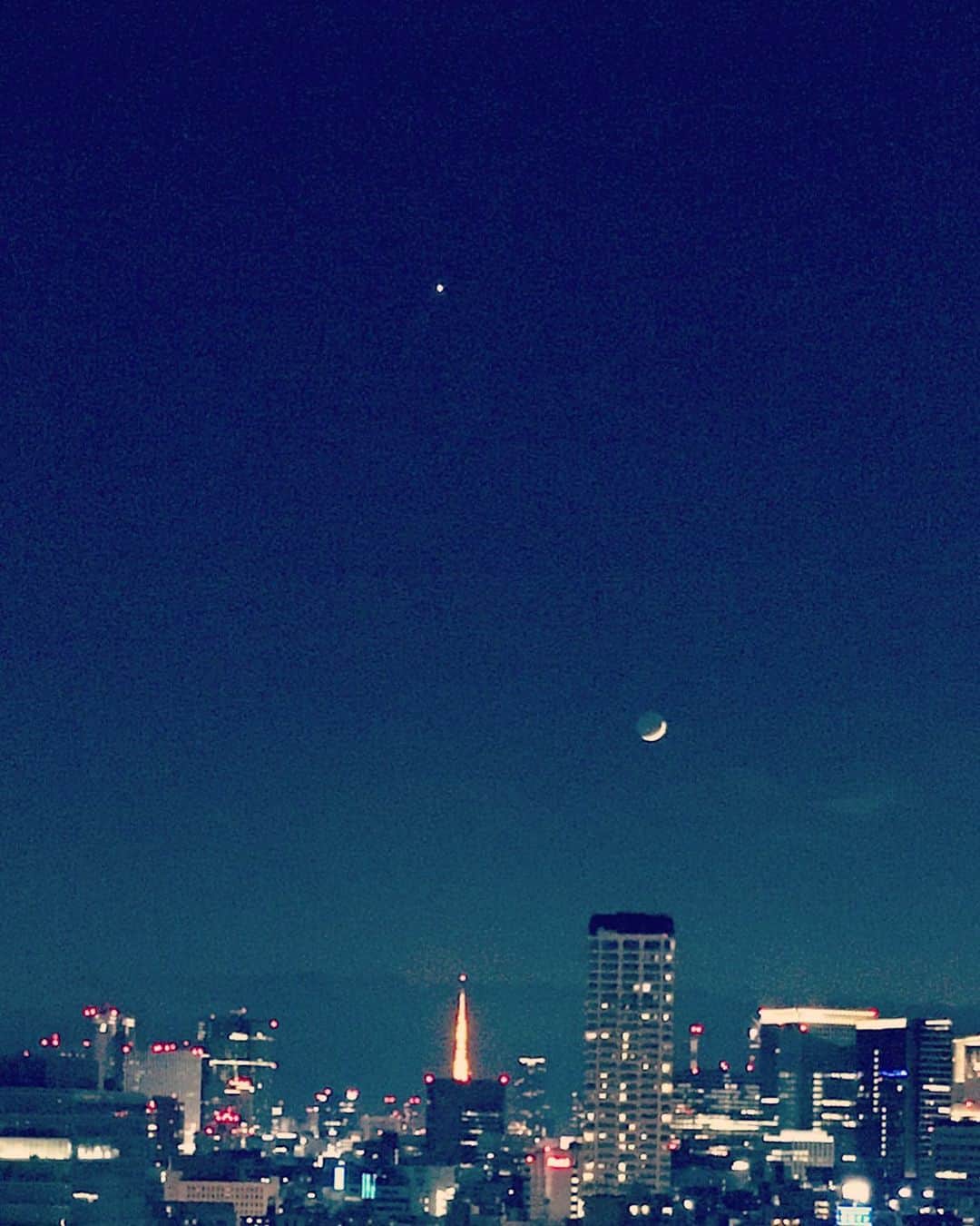 猫沢エミさんのインスタグラム写真 - (猫沢エミInstagram)「とてもすてきな関係の、月と星がのぼったよ。  #東京下町時間」12月28日 17時39分 - necozawaemi