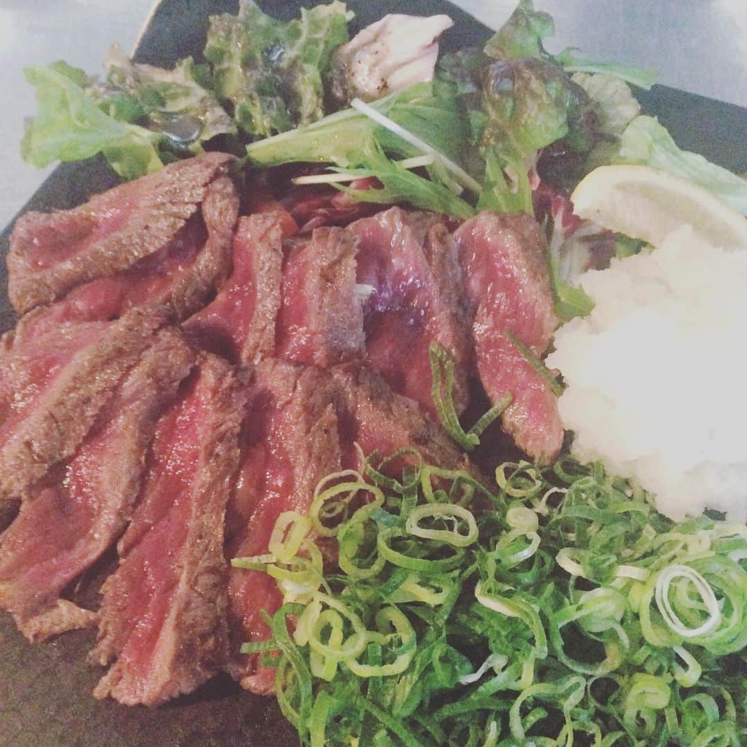 のインスタグラム：「本日ご紹介するのは黒毛和牛のタタキでございます！ このレアな感じがすごくいいですよね！ 是非ご賞味あれ！ #九州うまか #梅田 #大阪 #大阪居酒屋 #東通り #九州料理 #自然薯 #もつ鍋 #石焼もつ鍋 #Osaka #日本酒 #日本酒女子 #日本酒好き集合」