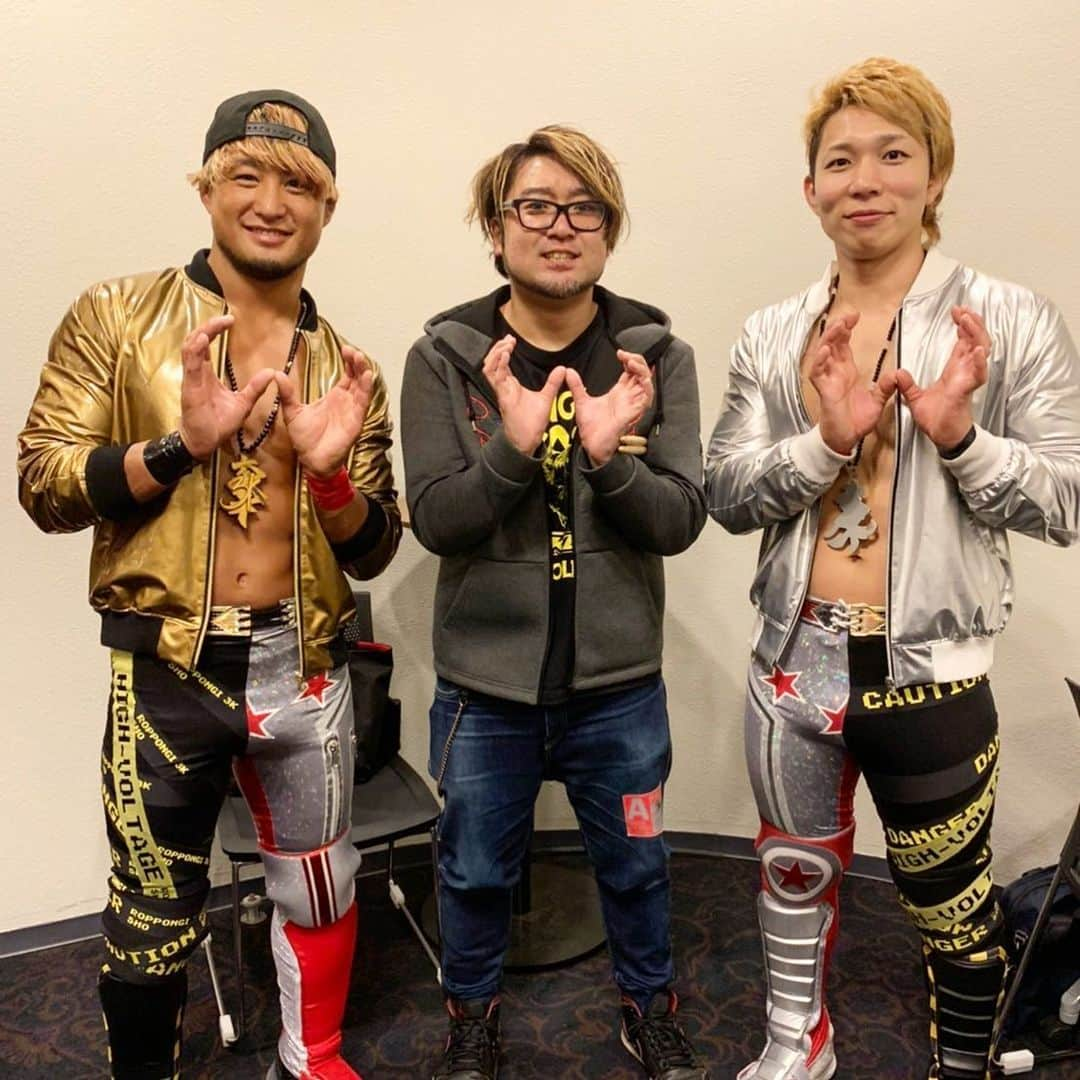 堀之内大介さんのインスタグラム写真 - (堀之内大介Instagram)「そして、新日本プロレスRoppongi 3KのYOH選手、SHO選手率いるバンド「↑THE SAKURA DENBU↓」の初ライブもめちゃくちゃ良かったなぁ。YOH選手の歌は勿論、SHO選手のドラムにとてもグッときてしまいました⚡️こうやって新たなバンドの始動の瞬間とか見るとバンドってやっぱ面白いですよね！！！って改めて👍 (そして…オカダ選手のサプライズにはマジでビビった) #njpw #新日本プロレス  #roppongi3k #sho #yoh #thesakuradenbu #初ライブ #いい風吹いた #完全にNEXT #非属なるミュージックホール  #非属なる #真ん中は堀之内選手命名ロックスター」12月28日 17時46分 - horinouchi_bbb