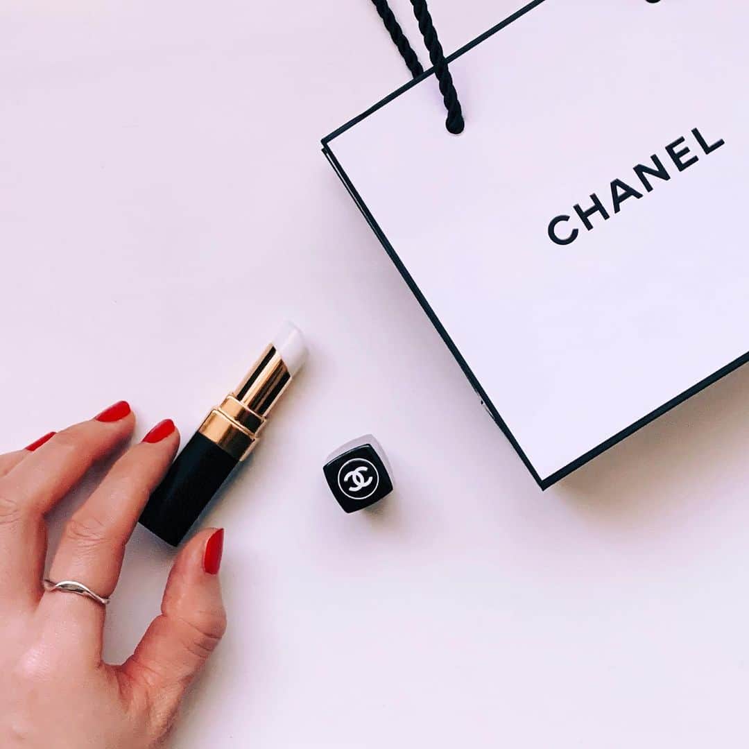 k i ｒa r a のインスタグラム：「ᴄʜᴀɴᴇʟ﻿ ﻿ CHANELのリップクリーム💄﻿ "ルージュ ココ ボーム"﻿ ﻿ 口紅を塗る前の下地として最高♥︎﻿ ﻿ 塗り心地良いし保湿力高いし﻿ 縦ジワもなくなる🥱」
