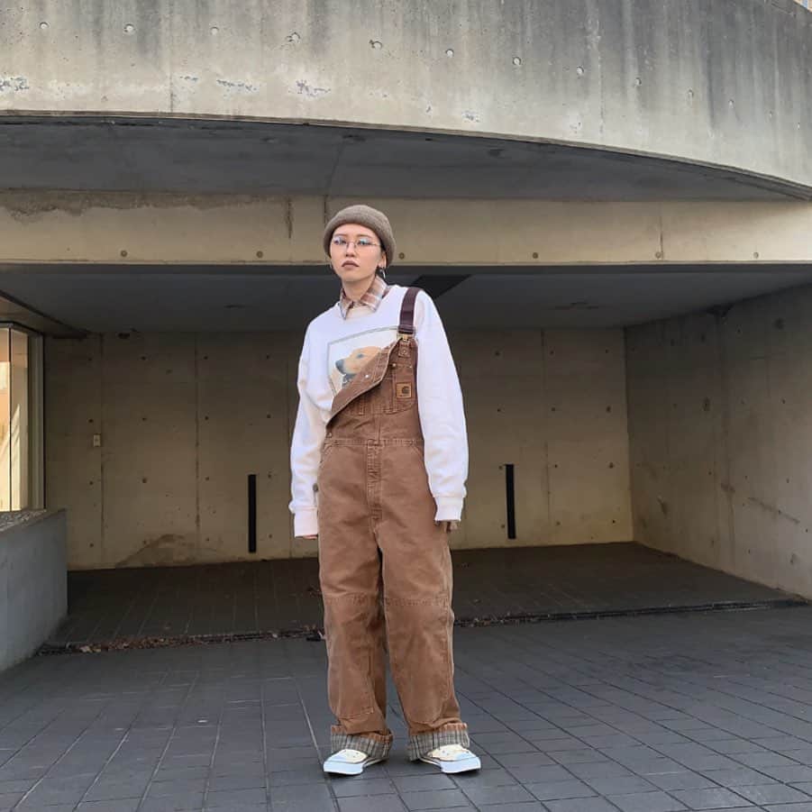 のインスタグラム：「ㅤㅤㅤㅤㅤㅤㅤㅤㅤㅤㅤㅤㅤㅤ recommend style -carhartt duck overall -dog printed sweat ㅤㅤㅤㅤㅤㅤㅤ ※通販ご希望の方はDMにてお問い合わせください。 #tokyo #shimokitazawa #mabataki #mabatakistyle #carhartt #overall #dog #sweat #東京 #下北沢 #古着 #下北沢古着屋 #マバタキ #ブランド古着 #カーハート #オーバーオール #犬」