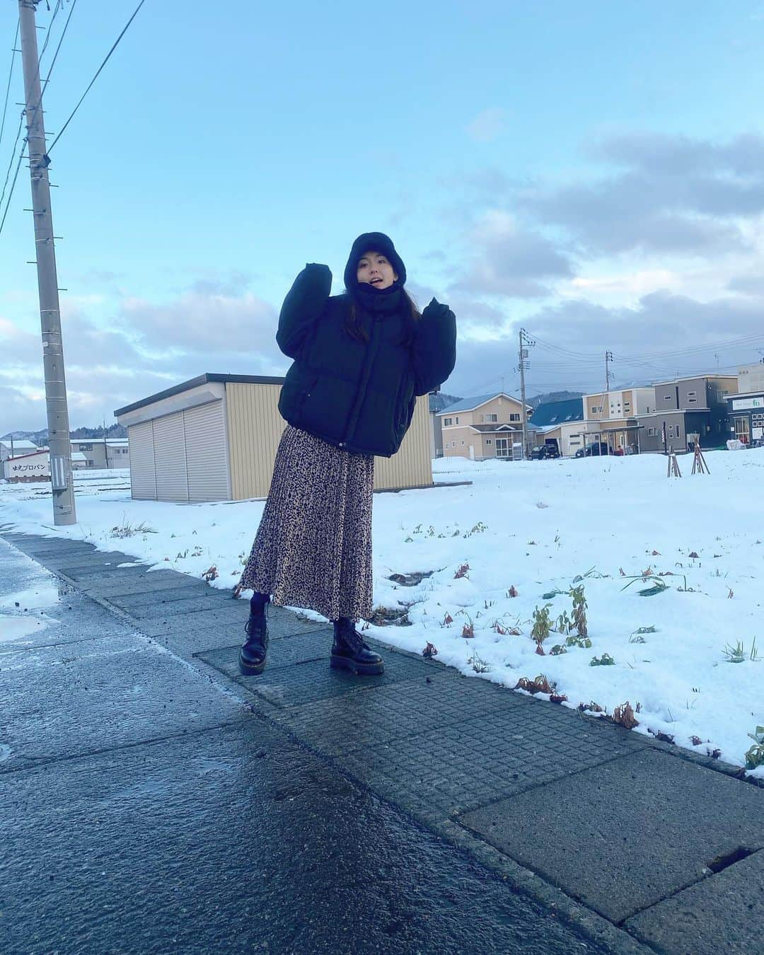 宮原華音さんのインスタグラム写真 - (宮原華音Instagram)「秋田2日目です👹❄️ 今日も雪が降ったりやんだり 雪だるまになるかと思った笑 柿に雪が積もってて真っ白な中 綺麗だったな🧡 #秋田 #秋田県 #雪 #吹雪 #雪だるま #東北 #秋田生まれ #かのんのしふく　#しまむら #しまむら購入品 #しまむらパトロール #しまパト #豹柄 #ひょう柄  #ひょう柄スカート」12月28日 17時48分 - miyahara_kanon