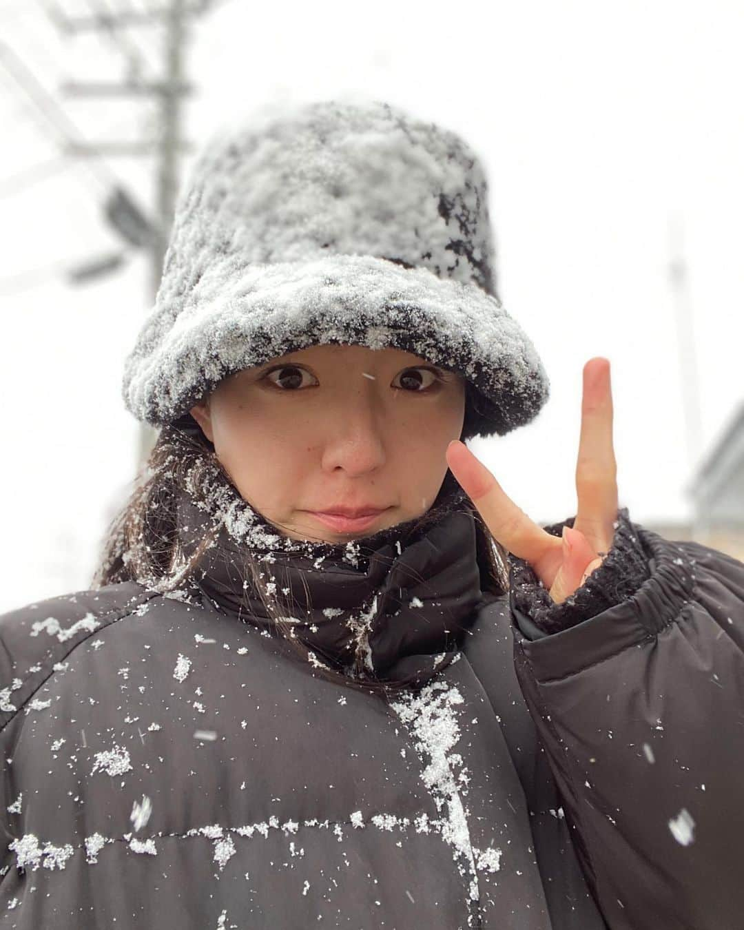 宮原華音さんのインスタグラム写真 - (宮原華音Instagram)「秋田2日目です👹❄️ 今日も雪が降ったりやんだり 雪だるまになるかと思った笑 柿に雪が積もってて真っ白な中 綺麗だったな🧡 #秋田 #秋田県 #雪 #吹雪 #雪だるま #東北 #秋田生まれ #かのんのしふく　#しまむら #しまむら購入品 #しまむらパトロール #しまパト #豹柄 #ひょう柄  #ひょう柄スカート」12月28日 17時48分 - miyahara_kanon