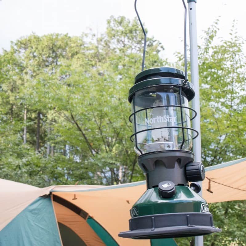 キャンプ情報サイト［ランタン］さんのインスタグラム写真 - (キャンプ情報サイト［ランタン］Instagram)「CAMP SMILE STYLE ／ 自然の中で家族団らん 美味しい料理を楽しむ ＼ いろんなキャンパーのキャンプスタイルを現地取材と一般キャンパーからの投稿で数多く掲載してます。 . . 詳しくは @lantern.camp  webサイトをご覧ください . . #camp #camping #outdoor #travel #trip #lantern_smile #nature #キャンプ #キャンプ用品 #アウトドア #テント #自然 #旅行 #キャンプ初心者  #キャンプ好きな人と繋がりたい #椛の湖オートキャンプ場 #コールマン #ダッチオーブン #ツーバーナー #ノーススターチューブマントルランタン #ファミリーキャンプ #ファミキャン」12月28日 17時51分 - lantern.camp