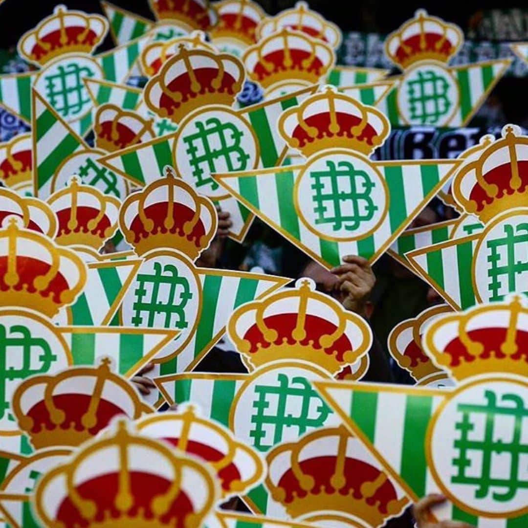 LFPさんのインスタグラム写真 - (LFPInstagram)「💚🧐📸 How many @realbetisbalompie shields can you see in this picture? • 💚🧐📸 ¿Cuántos escudos del @realbetisbalompie ves en esta foto? • #RealBetis #LaLigaSantander #LaLiga #Shields」12月28日 18時01分 - laliga