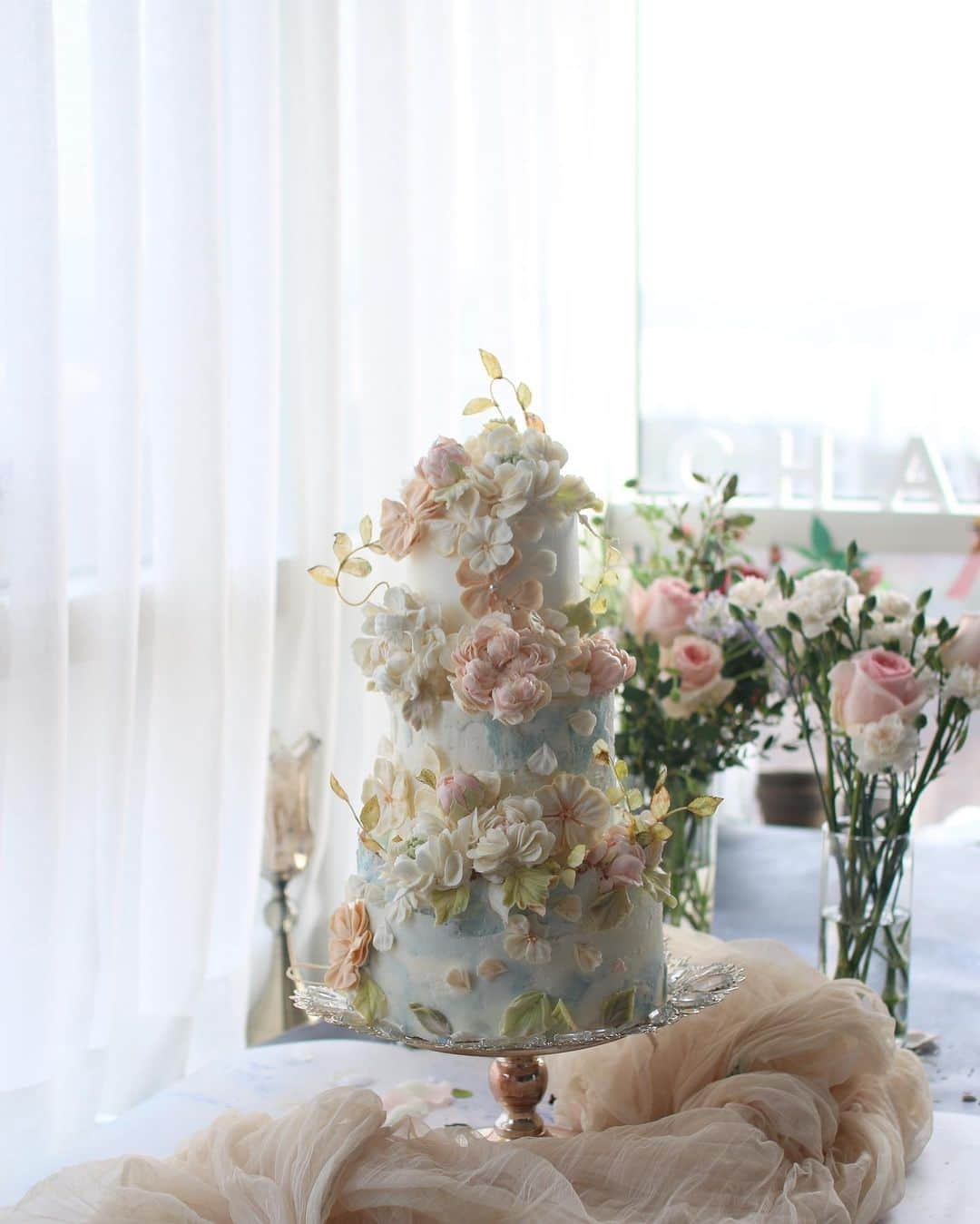 청담 수케이크 (atelier soo)さんのインスタグラム写真 - (청담 수케이크 (atelier soo)Instagram)「ㅡ Soo Wedding  Buttercream flower cake 🕊 @charmant_atelier  ㅡ #flower #cake #flowercake #partycake #birthday #weddingcake #buttercreamcake #buttercream #버터크림플라워케이크 #バタ #フラワー #バタークリーム #バタークリームケーキ #フラワーケーキ #スウィーツ #ケーキクラス  #バターフラワー #バターフラワーケーキ #お祝い #誕生日 ㅡ www.soocake.com vkscl_energy@naver.com」12月28日 17時53分 - soocake_ully