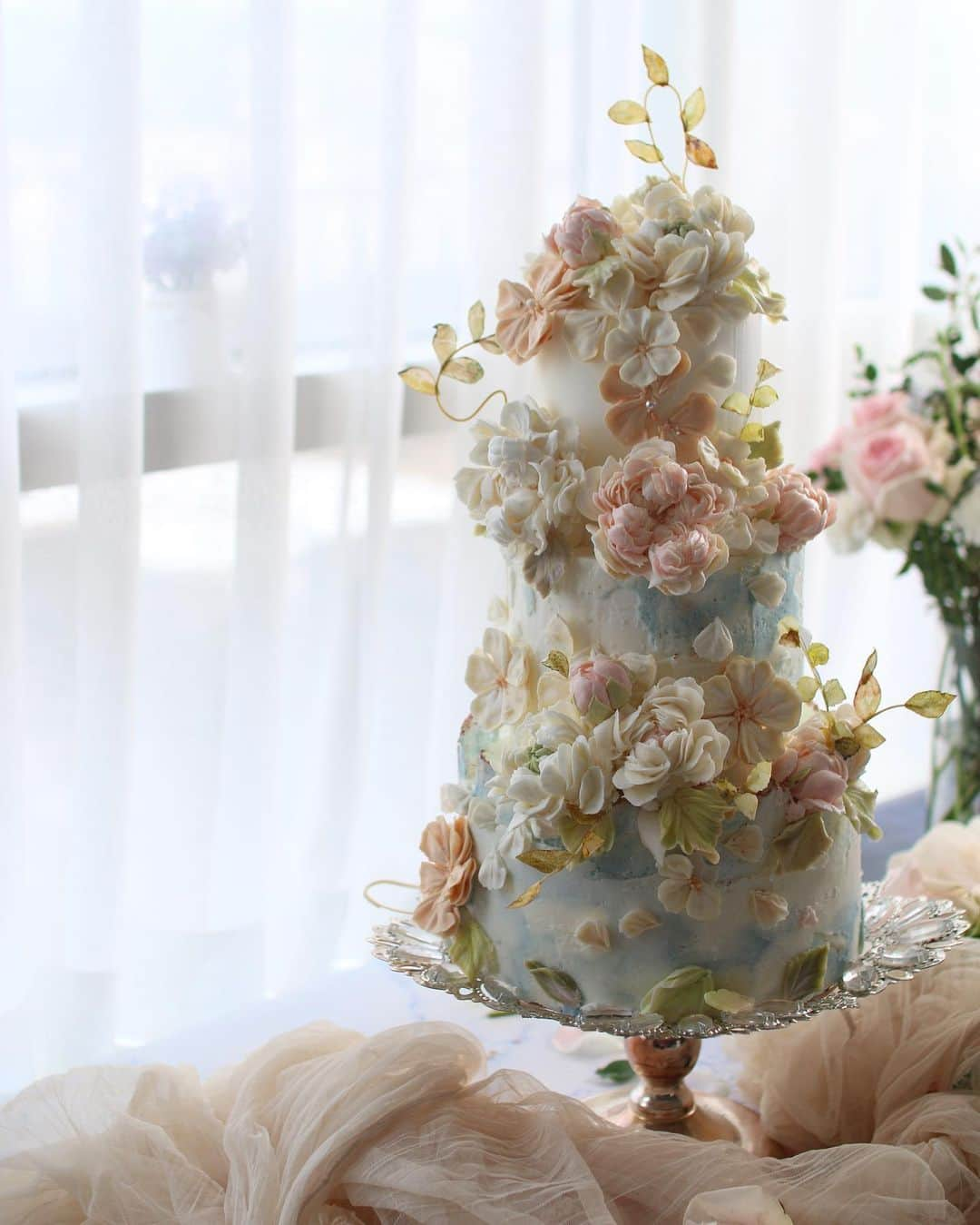 청담 수케이크 (atelier soo)さんのインスタグラム写真 - (청담 수케이크 (atelier soo)Instagram)「ㅡ Soo Wedding  Buttercream flower cake 🕊 @charmant_atelier  ㅡ #flower #cake #flowercake #partycake #birthday #weddingcake #buttercreamcake #buttercream #버터크림플라워케이크 #バタ #フラワー #バタークリーム #バタークリームケーキ #フラワーケーキ #スウィーツ #ケーキクラス  #バターフラワー #バターフラワーケーキ #お祝い #誕生日 ㅡ www.soocake.com vkscl_energy@naver.com」12月28日 17時53分 - soocake_ully