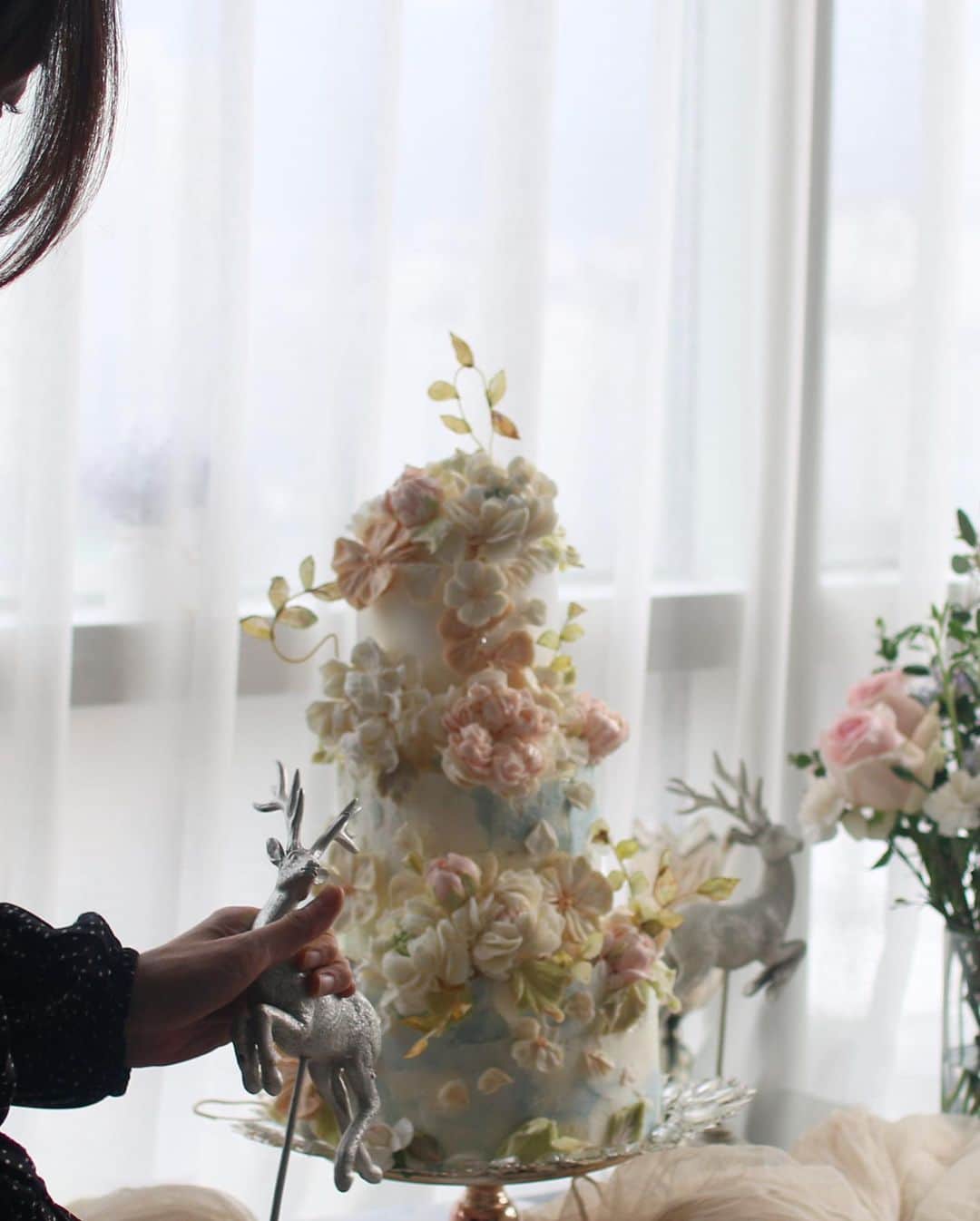청담 수케이크 (atelier soo)さんのインスタグラム写真 - (청담 수케이크 (atelier soo)Instagram)「ㅡ Soo Wedding  Buttercream flower cake 🕊 @charmant_atelier  ㅡ #flower #cake #flowercake #partycake #birthday #weddingcake #buttercreamcake #buttercream #버터크림플라워케이크 #バタ #フラワー #バタークリーム #バタークリームケーキ #フラワーケーキ #スウィーツ #ケーキクラス  #バターフラワー #バターフラワーケーキ #お祝い #誕生日 ㅡ www.soocake.com vkscl_energy@naver.com」12月28日 17時53分 - soocake_ully