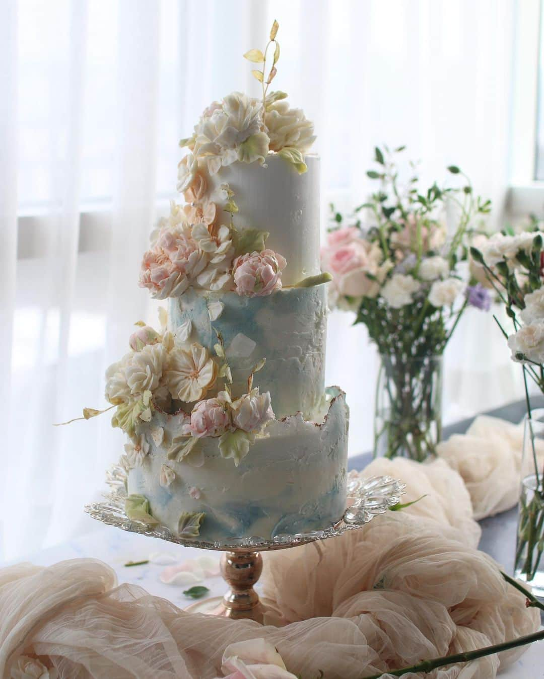 청담 수케이크 (atelier soo)さんのインスタグラム写真 - (청담 수케이크 (atelier soo)Instagram)「ㅡ Soo Wedding  Buttercream flower cake 🕊 @charmant_atelier  ㅡ #flower #cake #flowercake #partycake #birthday #weddingcake #buttercreamcake #buttercream #버터크림플라워케이크 #バタ #フラワー #バタークリーム #バタークリームケーキ #フラワーケーキ #スウィーツ #ケーキクラス  #バターフラワー #バターフラワーケーキ #お祝い #誕生日 ㅡ www.soocake.com vkscl_energy@naver.com」12月28日 17時53分 - soocake_ully