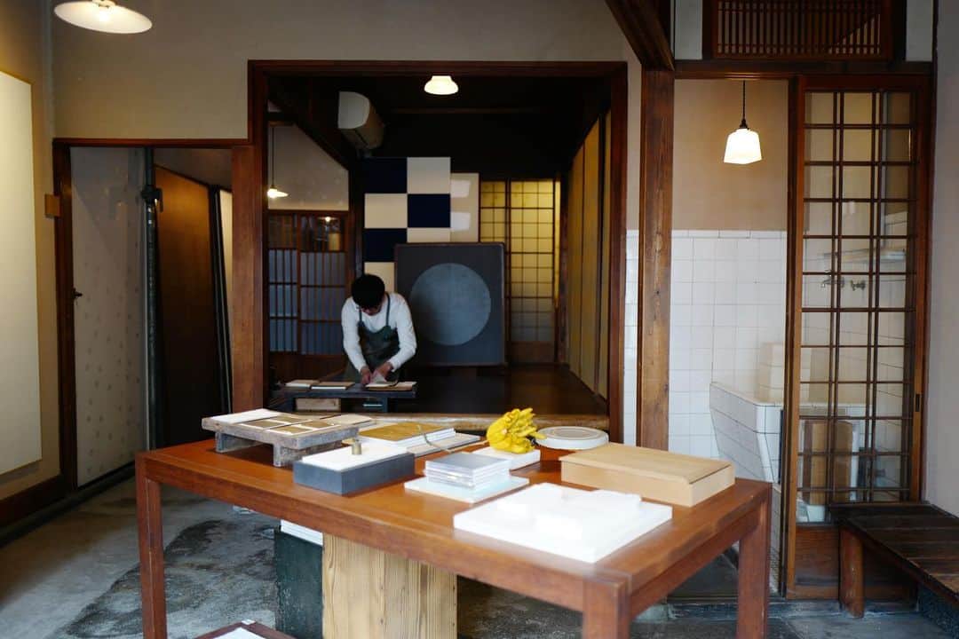 のインスタグラム：「#hisakotravel  幼稚な丸文字なんだけれど、 和紙に文字を書くのが好き。 1つ1つの商品も お店も 全ての佇まいが美しかったです。 （次は2階の工房を見学させてください！）」