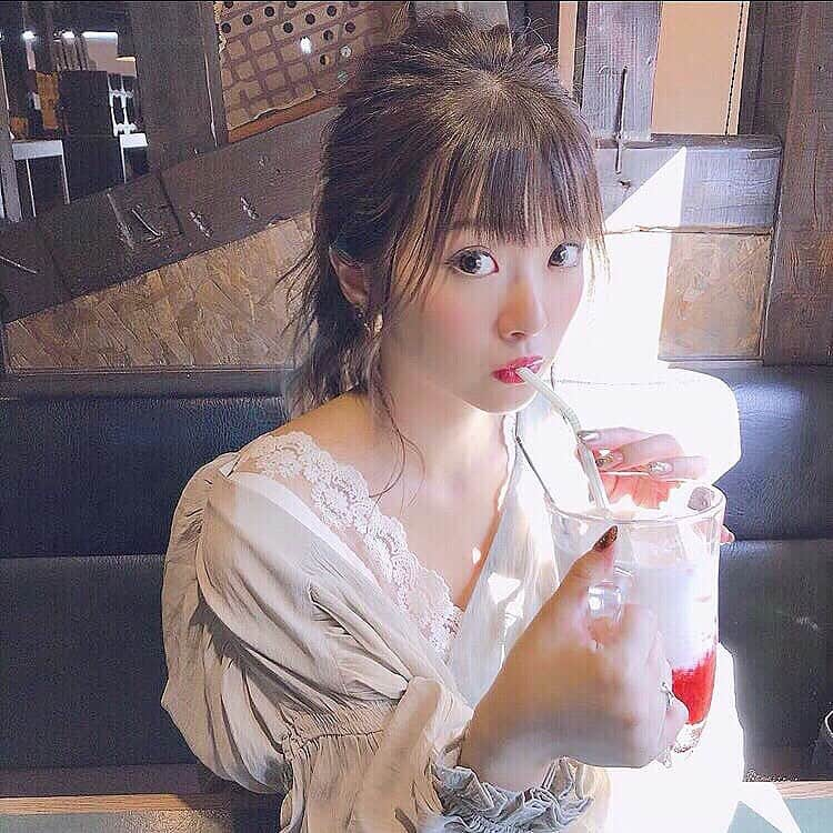 伊藤りかさんのインスタグラム写真 - (伊藤りかInstagram)「． 妊娠初期の頃と比べると 本間に顔つきが変わってきた気がする🤞🏻♡ この日は特にナチュラルメイクやけど どっちかと言うとちょっとあざとい系..！❤︎笑 * 今日の夜は、デートぴったりな サイドアレンジの動画を投稿予定だよ❄️ 彼とのカウントダウンの日にも..！◌ * #ギュギュギュ @gyugyugyu_lme  シリーズから一足先に福袋が発売したよ😌 単品で買うより断然お買い得になってる✩ 食べすぎた年明けから始められるよ〜！ * #女の子 #ぱっつん前髪 #可愛い #カラコン #ゆる巻き #シースルーバング  #メイク #マタニティ #マタニティコーデ #マタニティライフ #妊婦コーデ #妊娠7ヶ月 #妊娠記録  #妊婦 #前髪アレンジ #セルフカット #三つ編みアレンジ #シースルー前髪 #ナチュラルメイク #カフェ巡り  #pr #hairarrange #make #makeup #arrange #伊藤りか #snsクリエイター」12月28日 17時54分 - rrrika.i